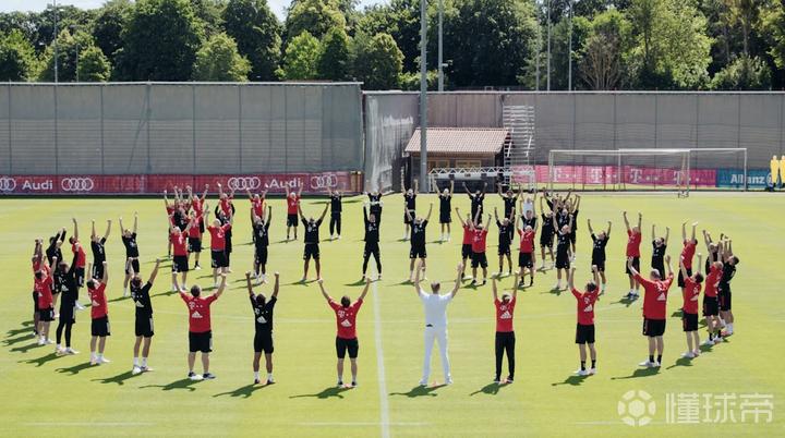 庆祝德甲八连冠,拜仁在训练场摆出"8字"队形