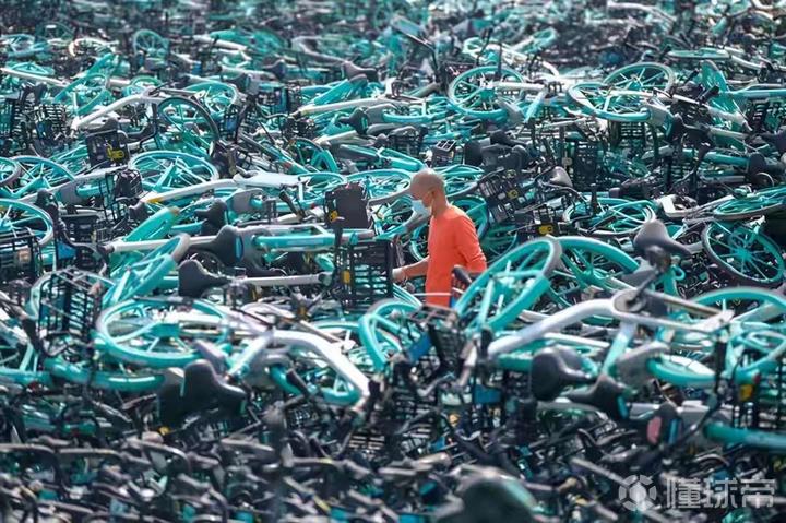几万辆共享单车堆成山,郑州又见单车坟场.据.