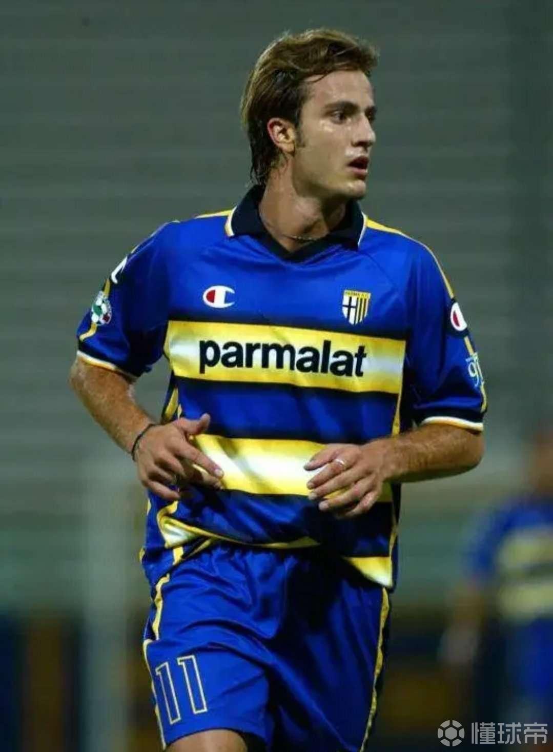 2004年欧洲杯前,意大利主教练特拉帕托尼面临前.