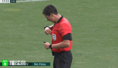 第57分钟,吉田麻也禁区内防守,主裁判观看var后取消点球并收回黄牌
