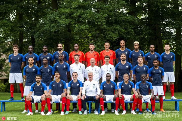 图集:法国队公布2018年世界杯全家福合照,球员神情轻松