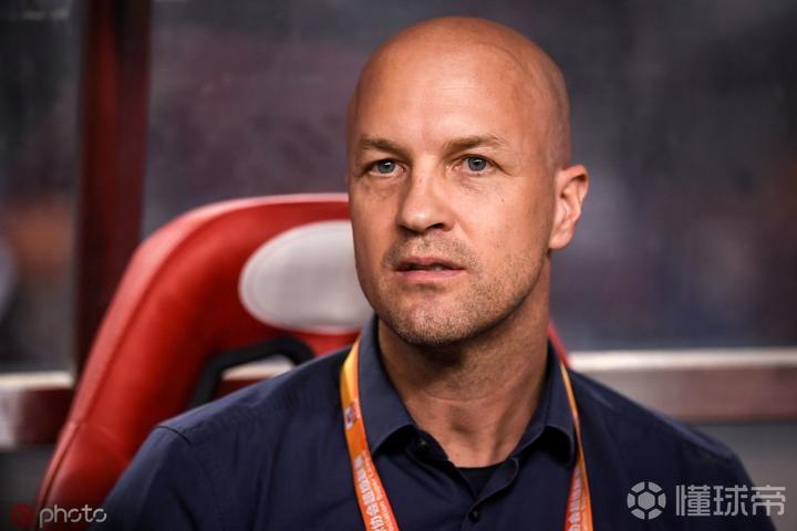 小克鲁伊夫:再踢5分钟或许结果不一样,阿德里安被踢伤了