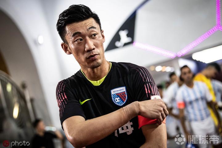 烟酒不分家?张鹭被曝光去年3月曾在高铁上吸烟