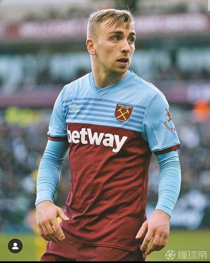 鲍文曾是曼联球迷,他最喜欢的球员是梅西