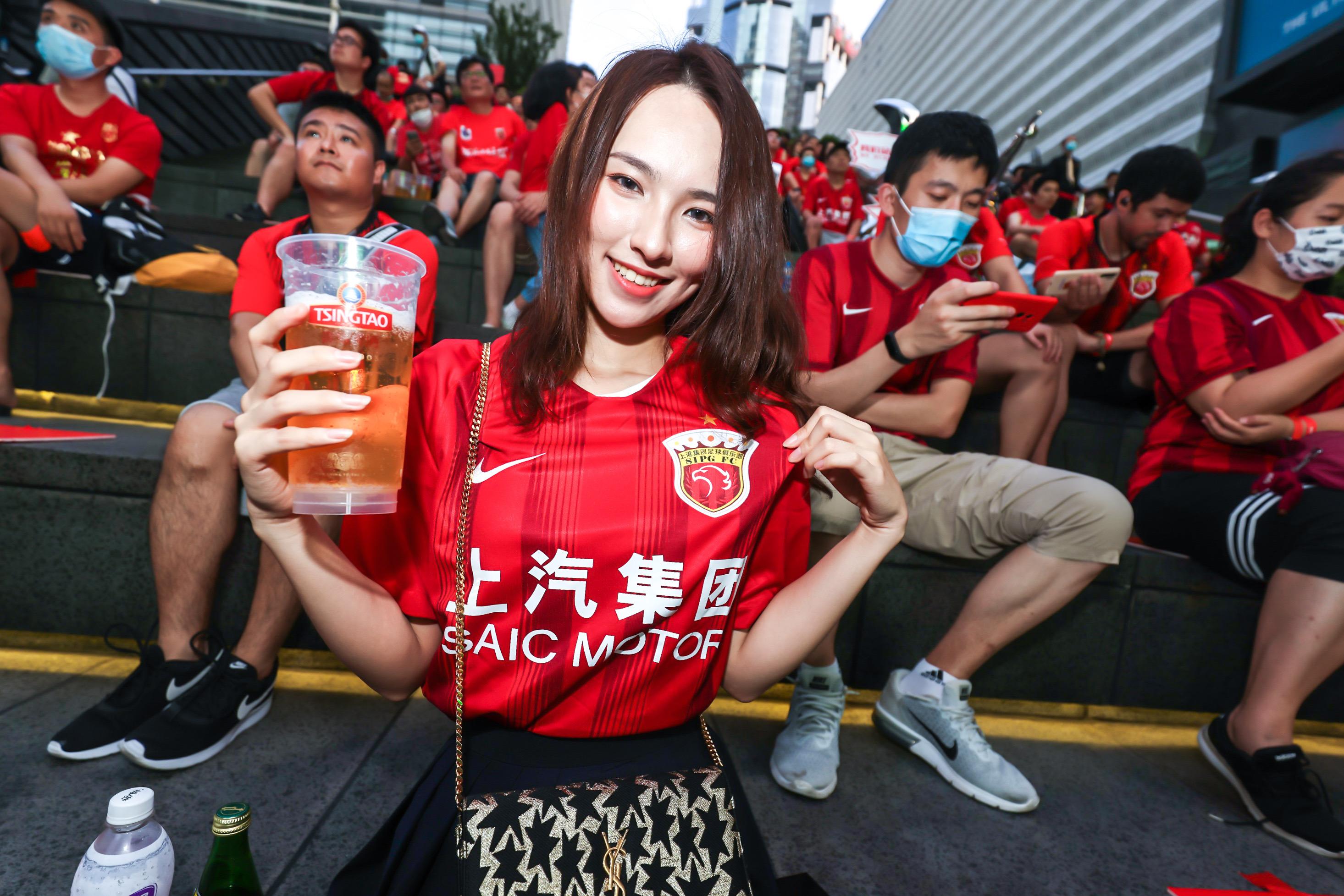 在陆家嘴商圈看球是种怎样的体验这些上港球迷能告诉你答案