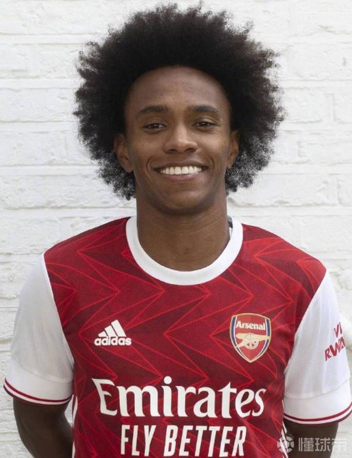 图集帅气亮相巴西攻击手威廉正式穿上了阿森纳的球衣