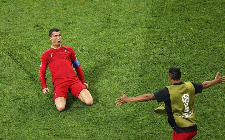 别看庆祝动作帅滑跪真很费膝盖