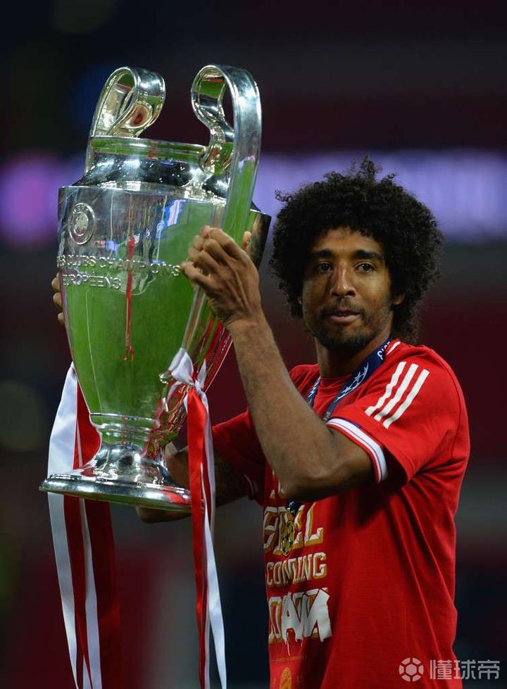 2013年,从门兴转投拜仁的丹特在第一个赛季就帮.