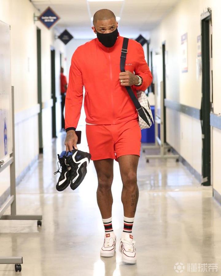 篮球记者费根报道,pj-塔克在上一场比赛中喉咙被.