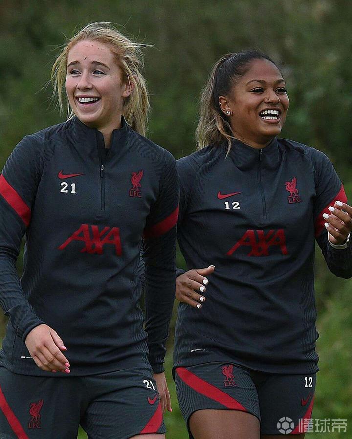 图集丨利物浦女足众球员面带笑容积极备战新赛季