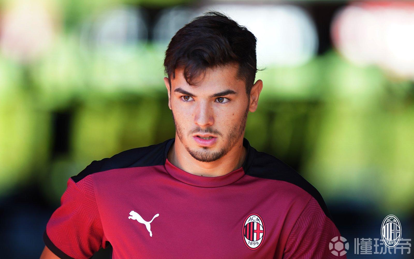 奔跑在米兰内洛融入在红黑军团迪亚斯米兰训练初体