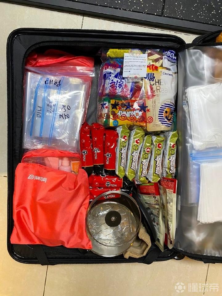 drx晒出行李箱里面装满了泡面和各种小零食
