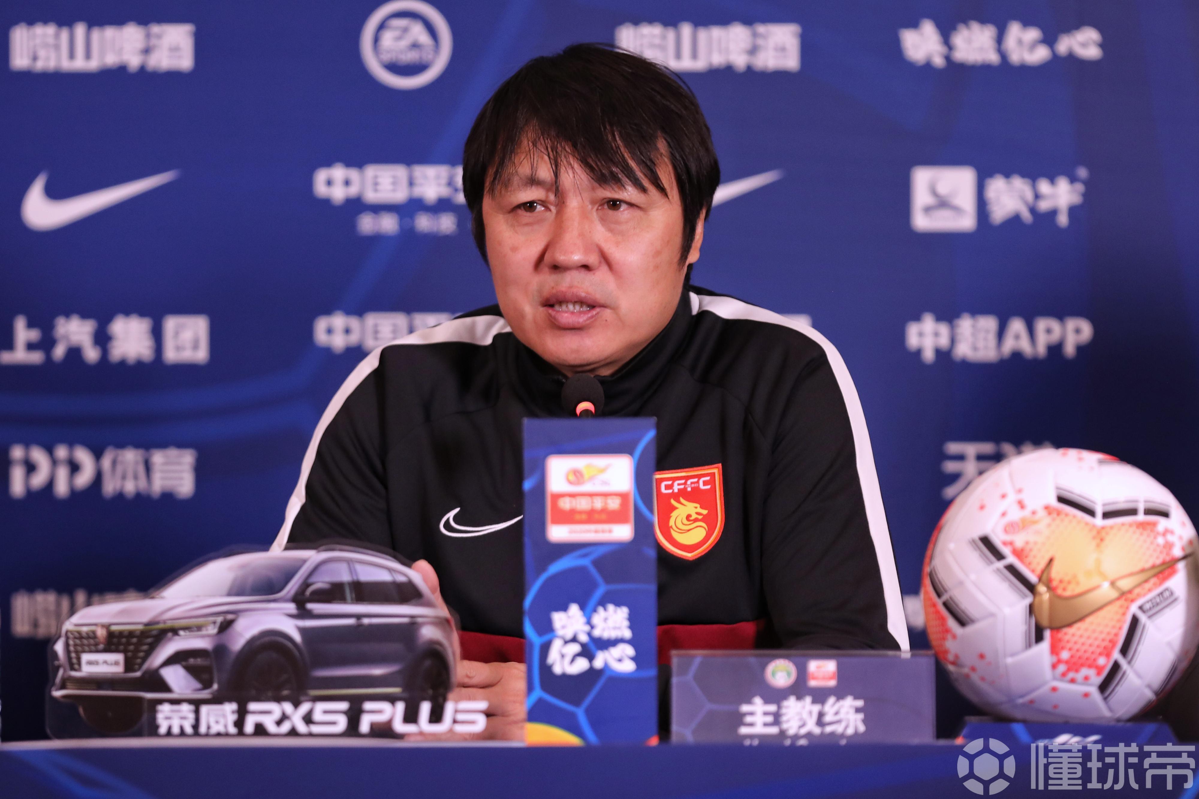 今天下午河北华夏幸福主教练谢峰携球员高拉特出席