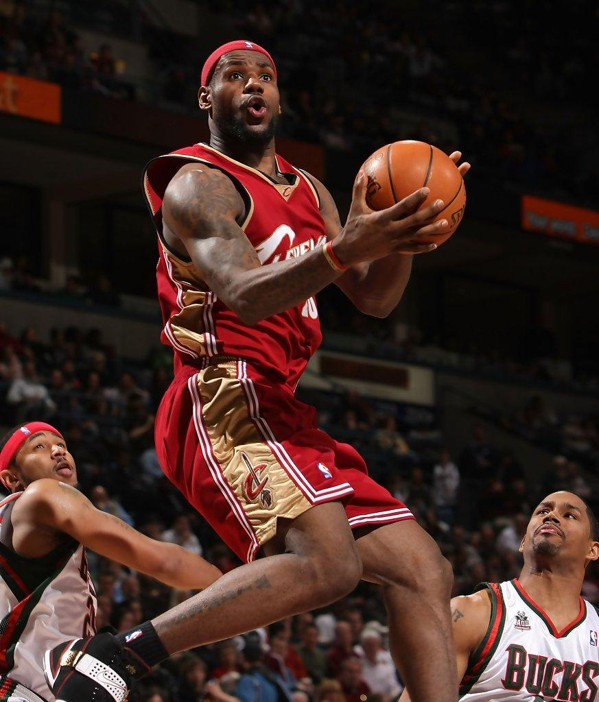 36岁生日夜再迎生涯里程碑,仍在逐梦的詹姆斯缔造不老神话