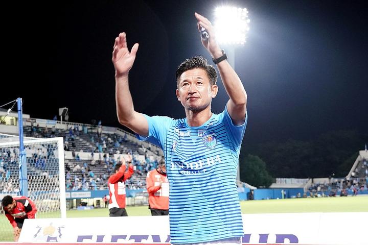 官方 老将三浦知良与横滨fc续约一年 今年2月他将年满54岁 横滨fc 三浦知良 懂球帝