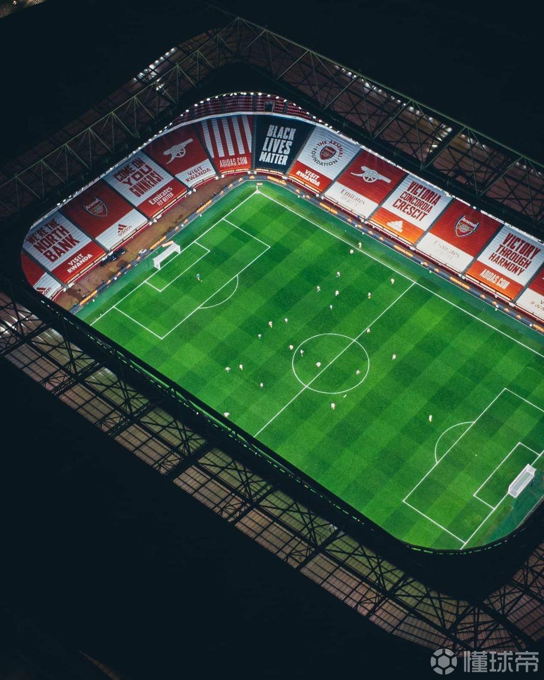 夜幕下的酋长球场摄影pitchside