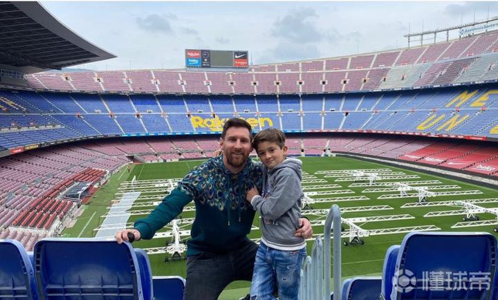 梅西晒出和儿子在诺坎普的最新亲子照,精神十足!