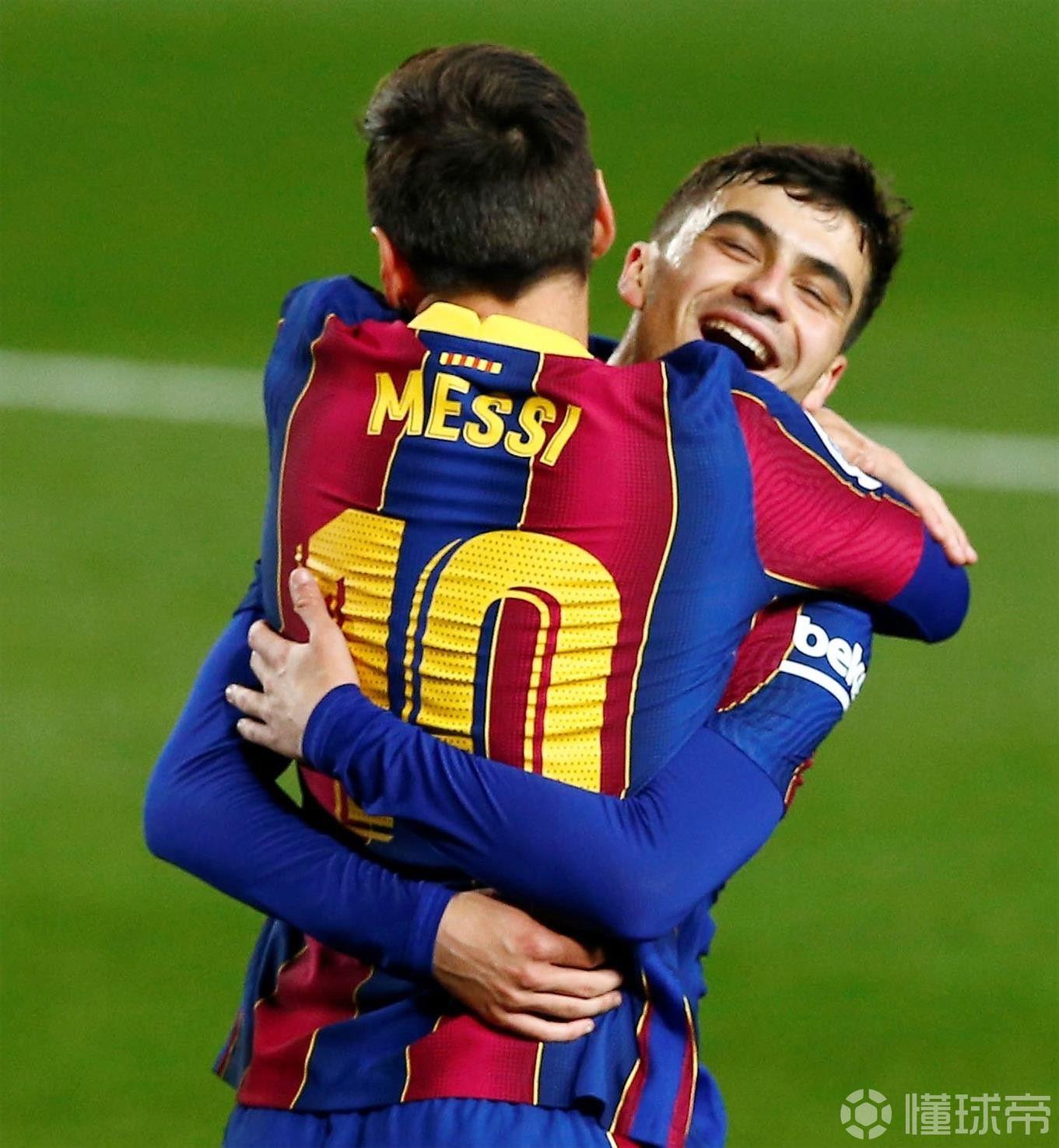 去拥抱你爱的人吧就像佩德里拥抱梅西这样