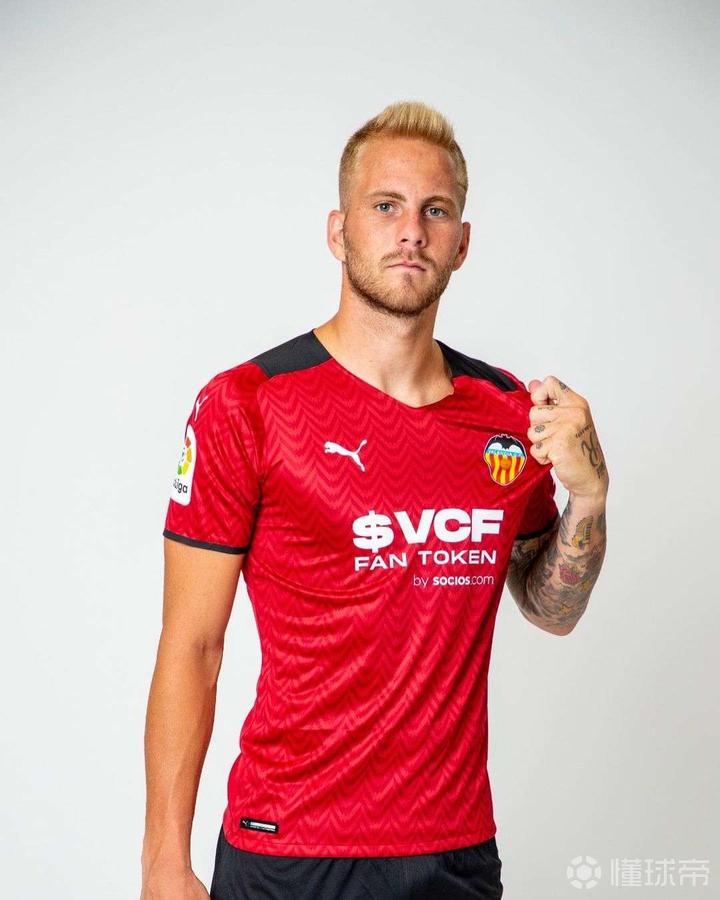 拉契奇展示瓦伦西亚队新赛季主客场球衣